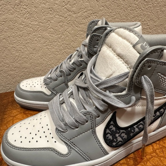 Sneakers - Picture 2 of 6